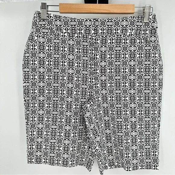 Chico's Black and White Geometric Bermuda Shorts NWT Pockets Women’s Size 0/US 4 - Picture 1 of 16
